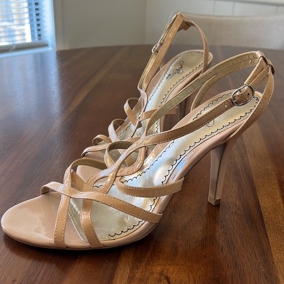 Cute strappy high heel sandals, beige patent, size 8 - Picture 3 of 9